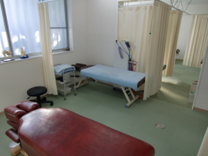 施術室です。撮影用にカーテンを開け放っています