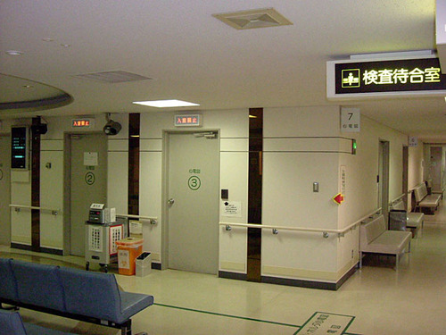 病院にて医師の診断を受ける