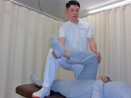 施術（臀筋のストレッチ）の様子