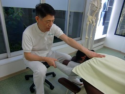 施術（僧帽筋弛緩操作）の様子