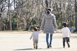 手をつなぐ親子